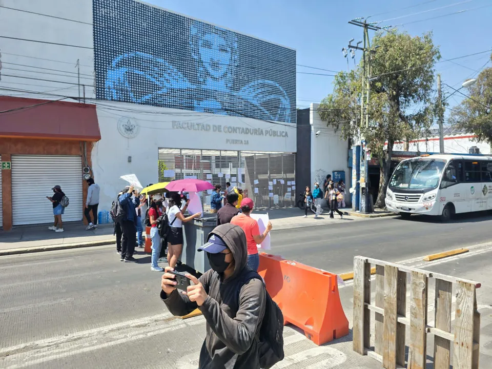 Estudiantes BUAP cierran Bulevar Valsequillo