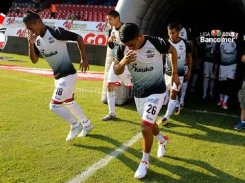 Retrasan partido Veracruz-Lobos por confusión de uniformes