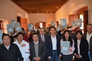 Entrega José Juan Espinosa escrituras a cholultecas