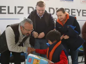 Martha Erika entrega equipo para desayunadores escolares