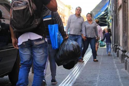 Revisarán propuesta sobre regulación de bolsas de plástico para llevarla hasta la prohibición