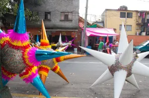 Piñatas gigantes, una gran tradición que perdura