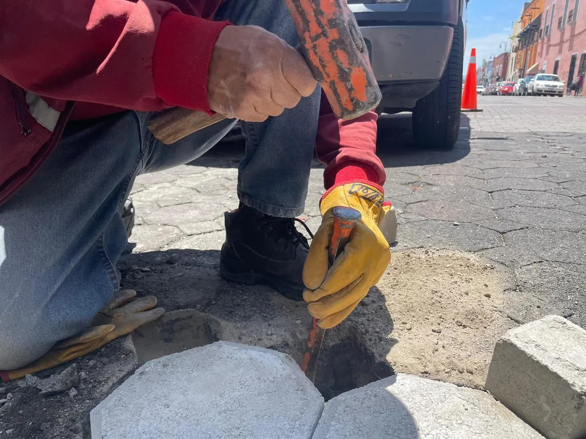 Realizan mantenimiento vial en el Centro Histórico de Puebla por Procesión de Viernes Santo