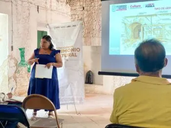 Entrega Secretaría de Arte y Cultura histórico archivo sobre la lengua ngiwa a comunidad de Tepexi de Rodríguez