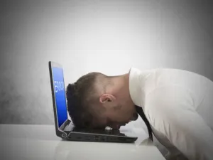 Usuarios de Facebook experimentan envidia y tristeza
