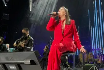 Ana Gabriel exhorta a sus fans participar en marcha del INE, le piden que mejor se ponga a cantar