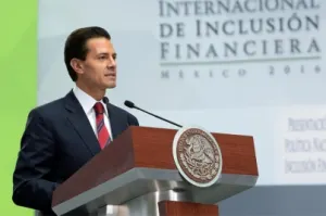 Peña presenta política para incluir a mexicanos al sistema financiero