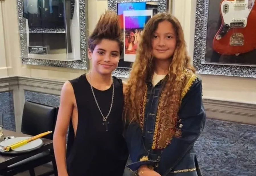 Milan, hijo de Shakira y Gerard Piqué, debuta como baterista en banda de rock