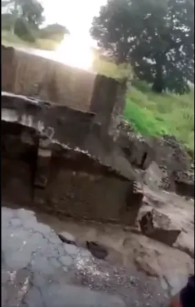 VIDEO Tras lluvias se desploma puente en Tlachichuca