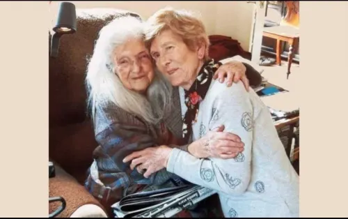 Una mujer irlandesa de 81 años se reencuentra con su madre de 103