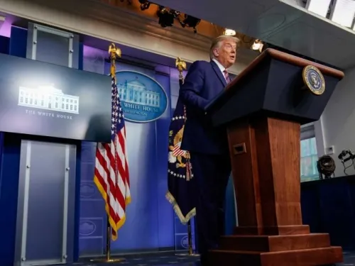 Donald Trump, a la defensiva tras revelación sobre sus impuestos