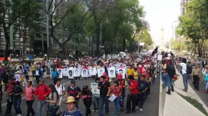 Megamarcha exige aparición de normalistas