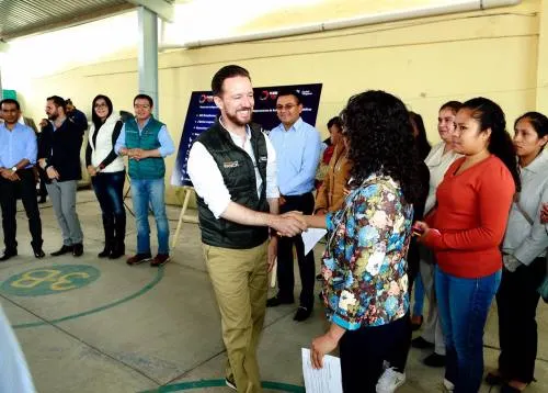 Luis Banck y Gerardo Islas constataron la rehabilitación de sanitarios en preescolar