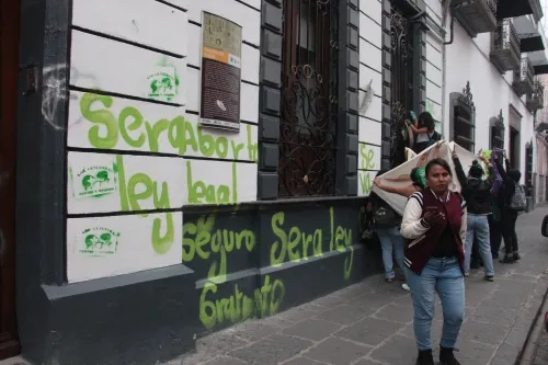 Feministas dañan inmuebles exigiendo legalizar aborto