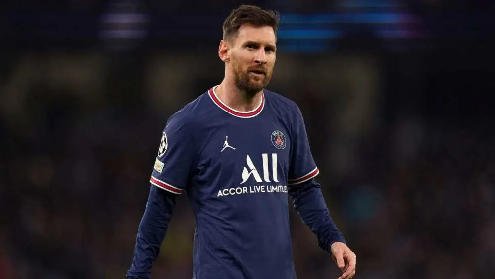 Messi ya está en París tras dar negativo a covid
