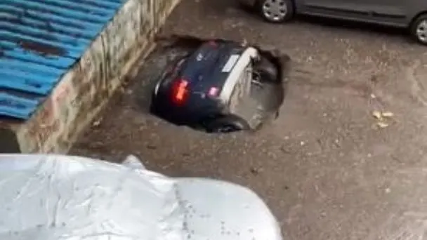 Se abre socavón y se traga un coche estacionado, en India