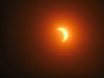 Miles de poblanos disfrutaron del eclipse solar este 14 de octubre
