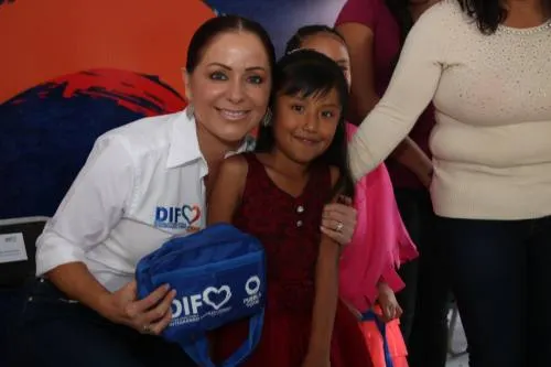 Dinorah López de Gali entrega apoyos a personas con discapacidad auditiva
