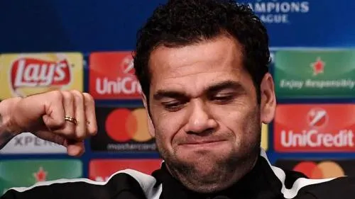 Alves: “El Madrid vive de eso, con diez minutos le basta”
