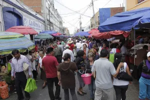 Sin permiso del ayuntamiento, comerciantes de mariscos invaden calles