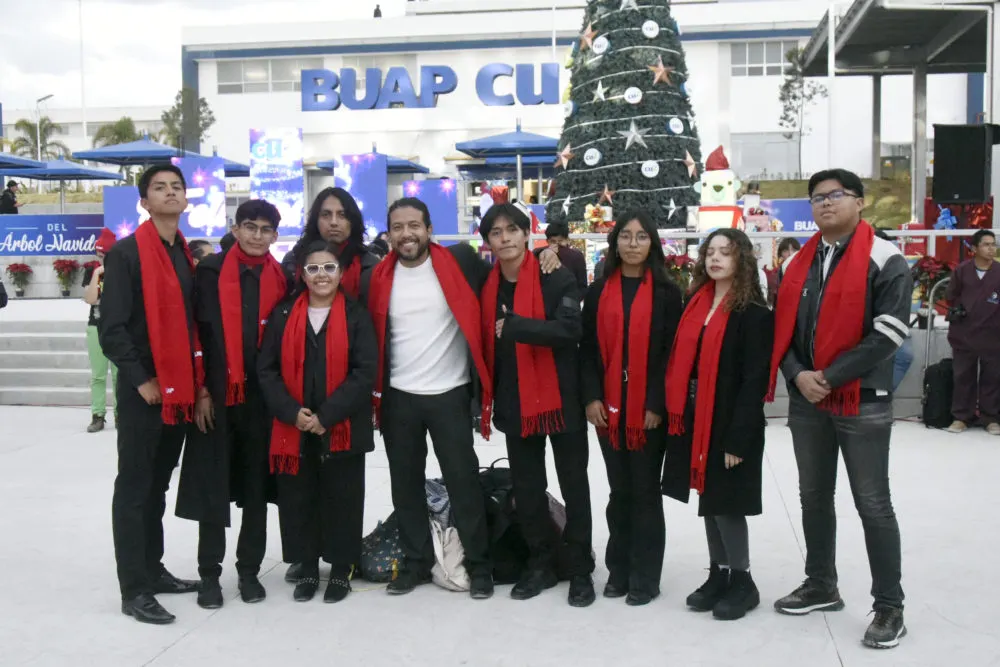 Rectora Lilia Cedillo enciende árbol de navidad en CU2