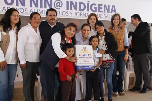Brinda Dinorah López de Gali atención integral a las familias de Tetela de Ocampo