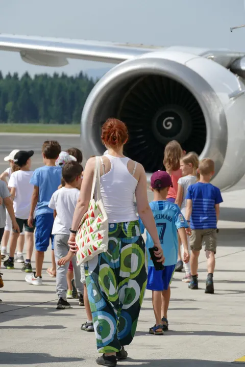 Niños en aeropuerto