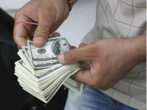 Bancos de Ciudad de México venden dólar en 18.43 pesos