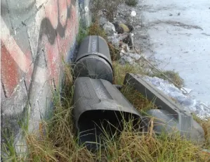 Abandonan botes papeleros destruidos en predio del centro