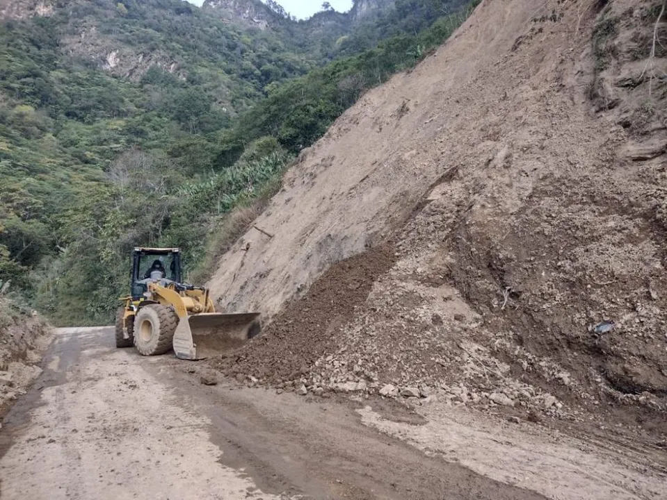 Derrumbe bloquea la Carretera Interserrana, en tramo de Huitzilan