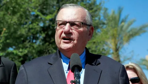 Demanda exsheriff Joe Arpaio al diario NYT por dañar su imagen
