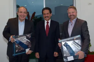 Esparza acompaña a Héctor Aguilar y Jorge Castañeda en presentación de libros