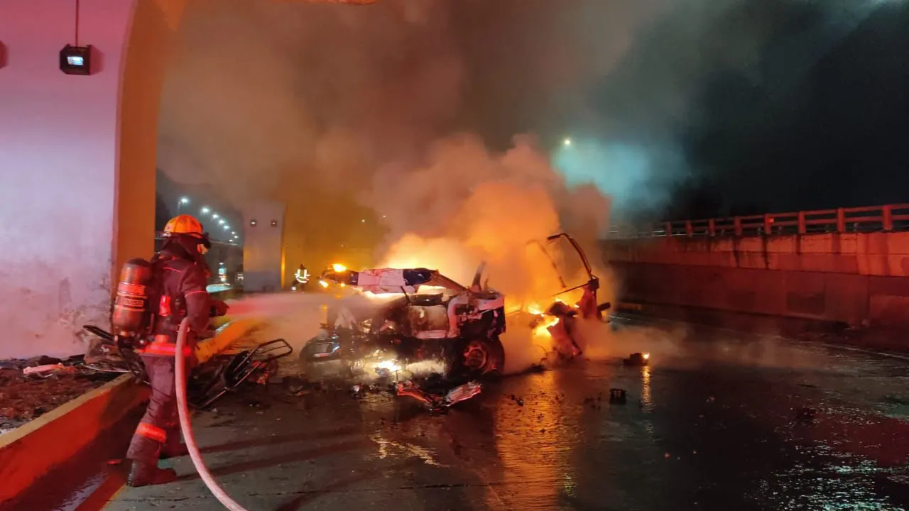 Muere policía estatal tras choque e incendio de patrulla en la México-Puebla