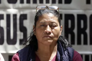 Pese a tener AV, Rita Amador salió a marchar este 1 de mayo