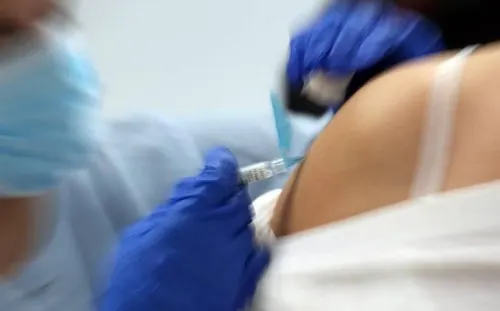 Muere voluntario de vacuna contra Covid-19 en Brasil