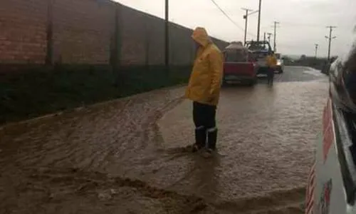 Se desborda barranca en Serdán e inunda carreteras y viviendas