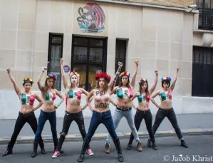 Mujeres protestan semi desnudas contra el PRI