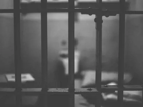 Drogaba a jóvenes en antros, los llevaba a su casa y luego los violaba