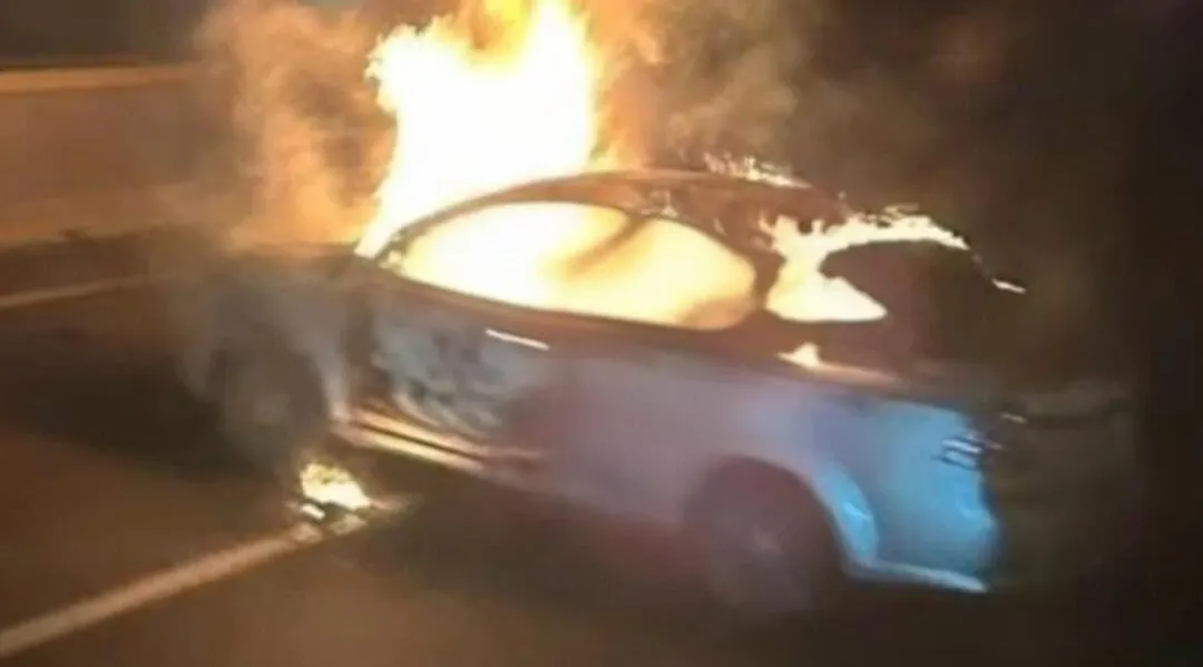 Encuentran cuerpos en un vehículo incendiado en la autopista México-Puebla