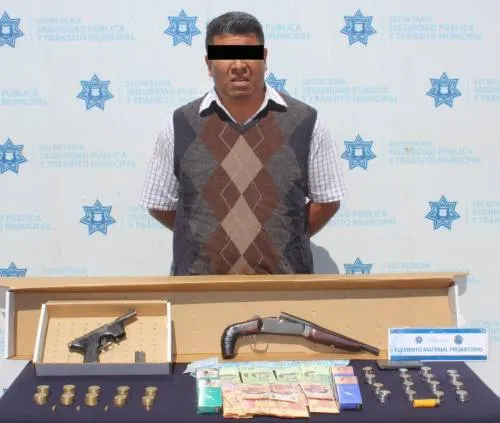 Aseguran a un hombre por robo a comercio en San Francisco Totimehuacán