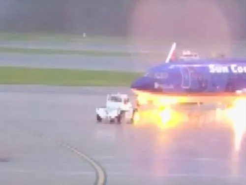 Video: Rayo cae sobre avión y quema a trabajador en Florida