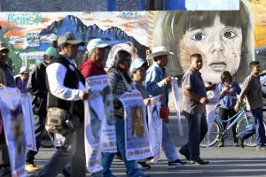 Marchan padres de normalistas en Puebla; exigen justicia en caso Ayotzinapa