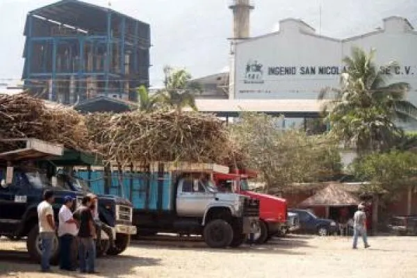 Cañeros bloquean 54 bodegas de ingenios en el país