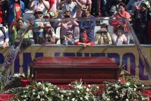 Féretro de Chespirito recorre DF; recibe homenaje en Estadio Azteca