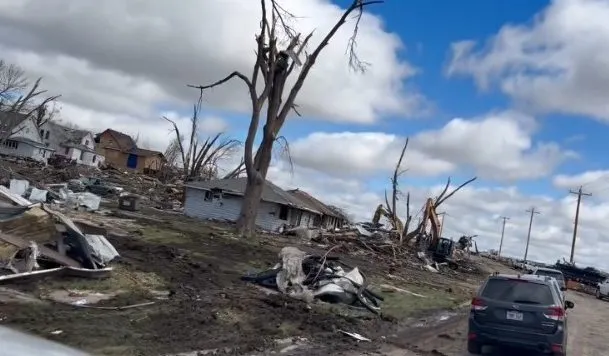 Tornado en Iowa provoca varias muertes y devastación en Greenfield