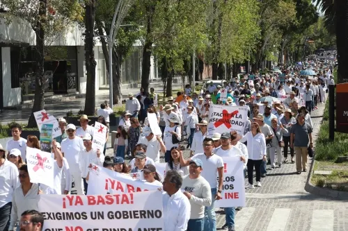 Marchan contra AMLO en la capital poblana