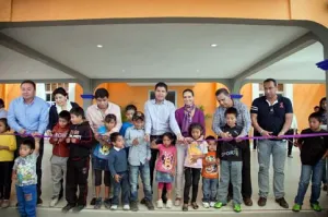 Eduardo Rivera entrega obras en San Miguel Canoa y Santa María Xonacatepec