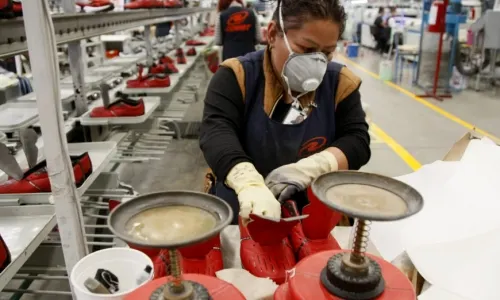 Actividad industrial registra desplome histórico de 25.1% en abril