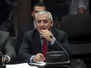 Acepta Congreso de Guatemala renuncia de presidente y nombra interino