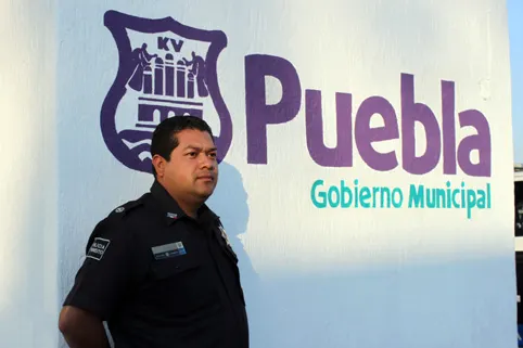 Jefe de Grupo de Tránsito Municipal de Puebla evitó que joven se suicidara